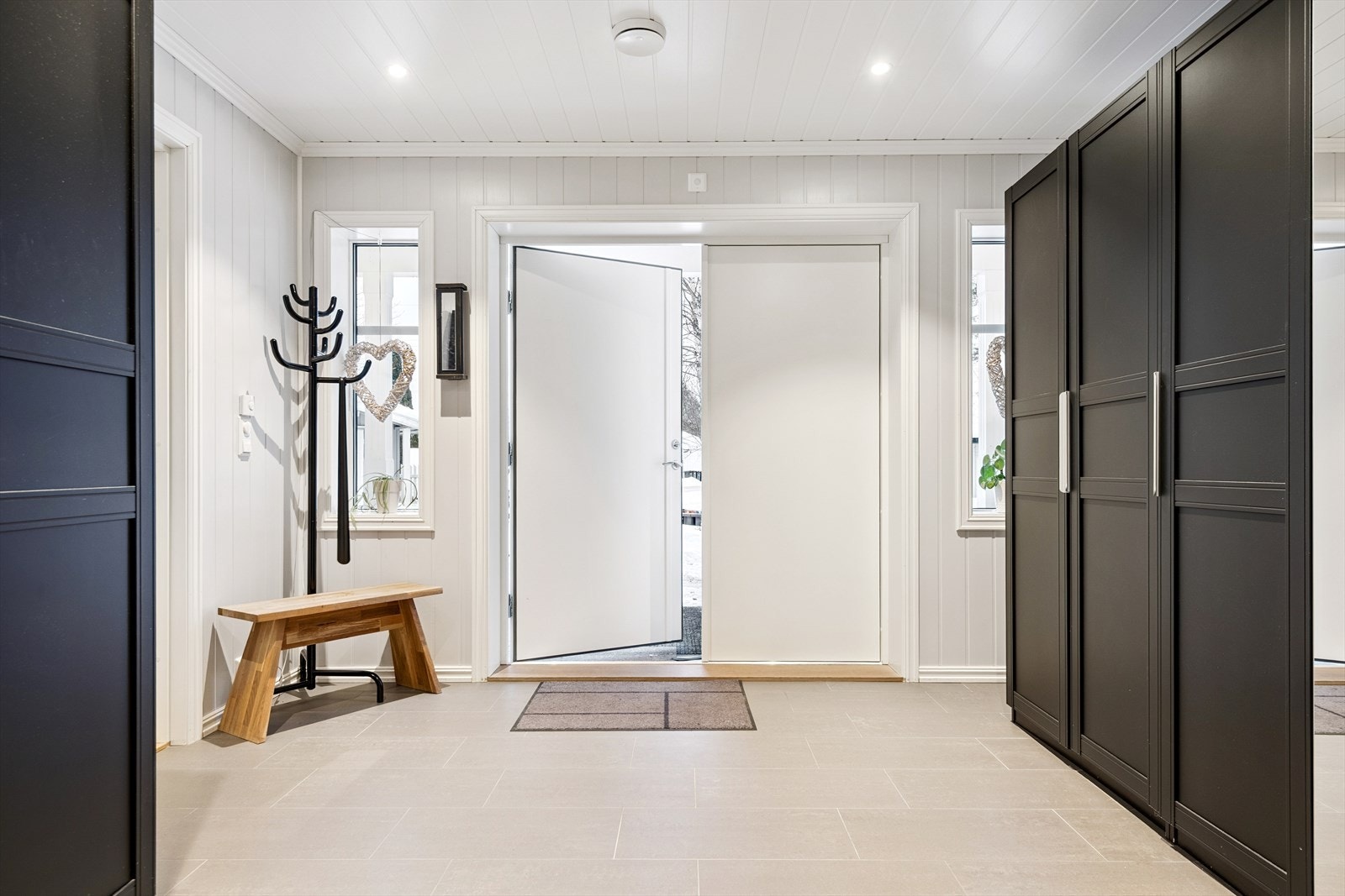 Velkommen inn! En romslig hall med flislagt gulv og plass til garderobeløsninger ønsker deg velkommen. Galleribilde