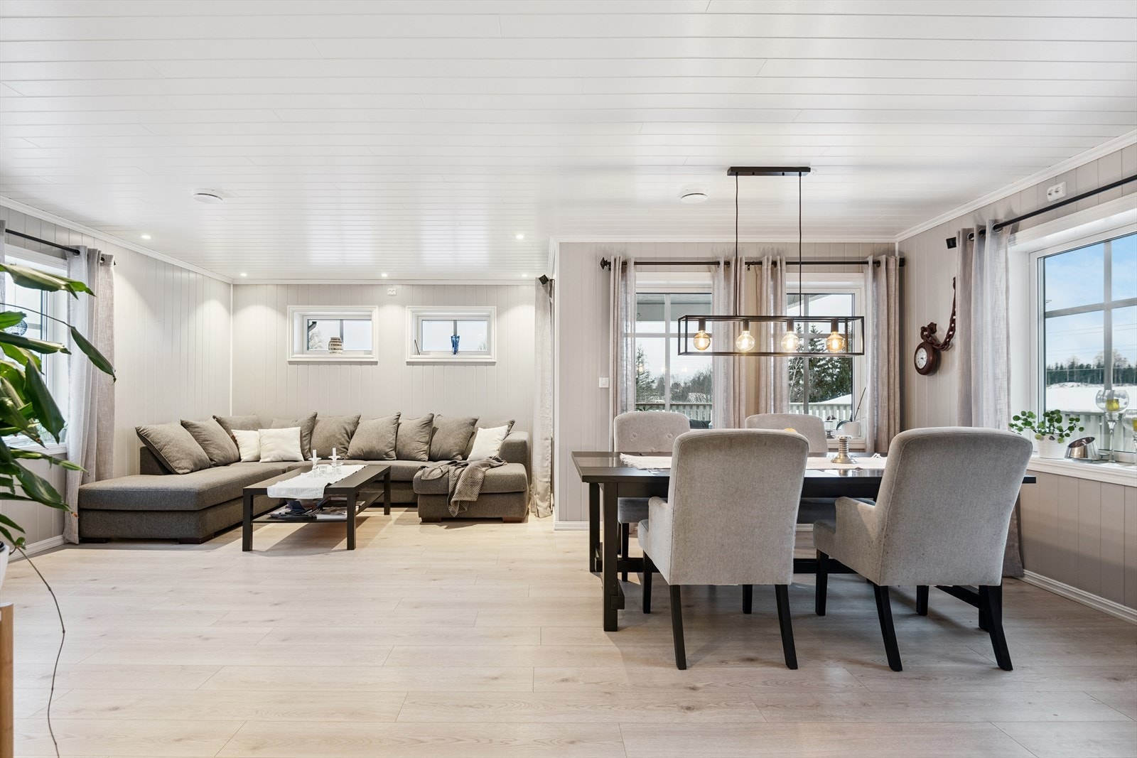 Hovedetasjen har en åpen og sosial planløsning mellom stue og kjøkken. Galleribilde