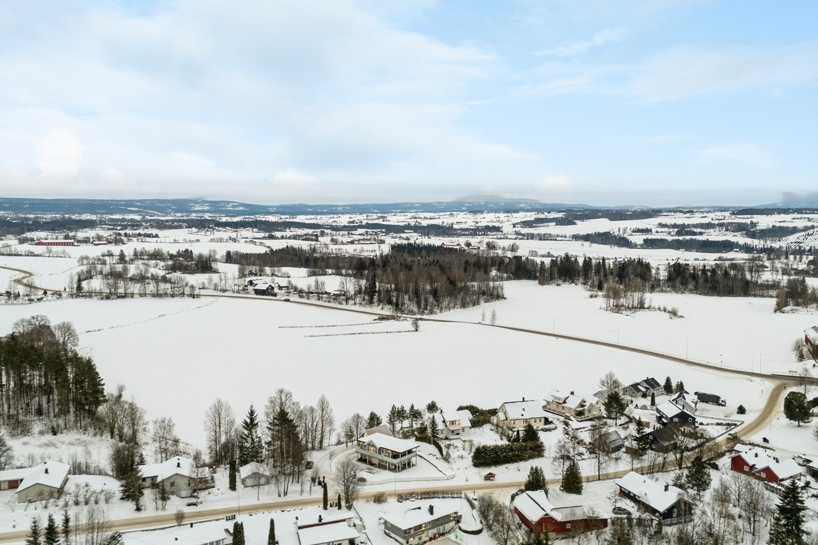 Området er preget av spredt bebyggelse og store, åpne landbruksarealer. Galleribilde