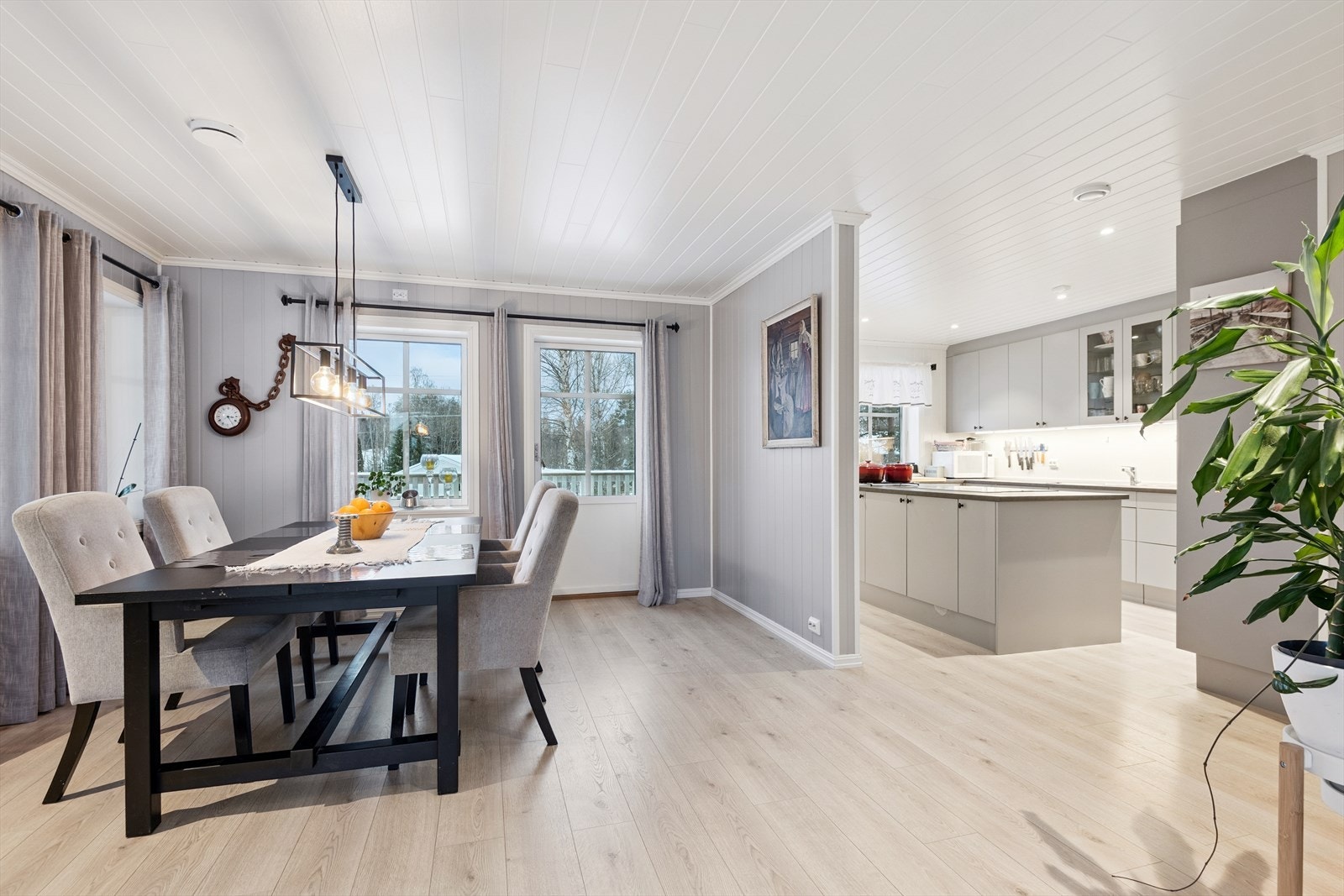 Fra spisestuen er det direkte utgang til den overbygde terrassen på 38 m². Galleribilde