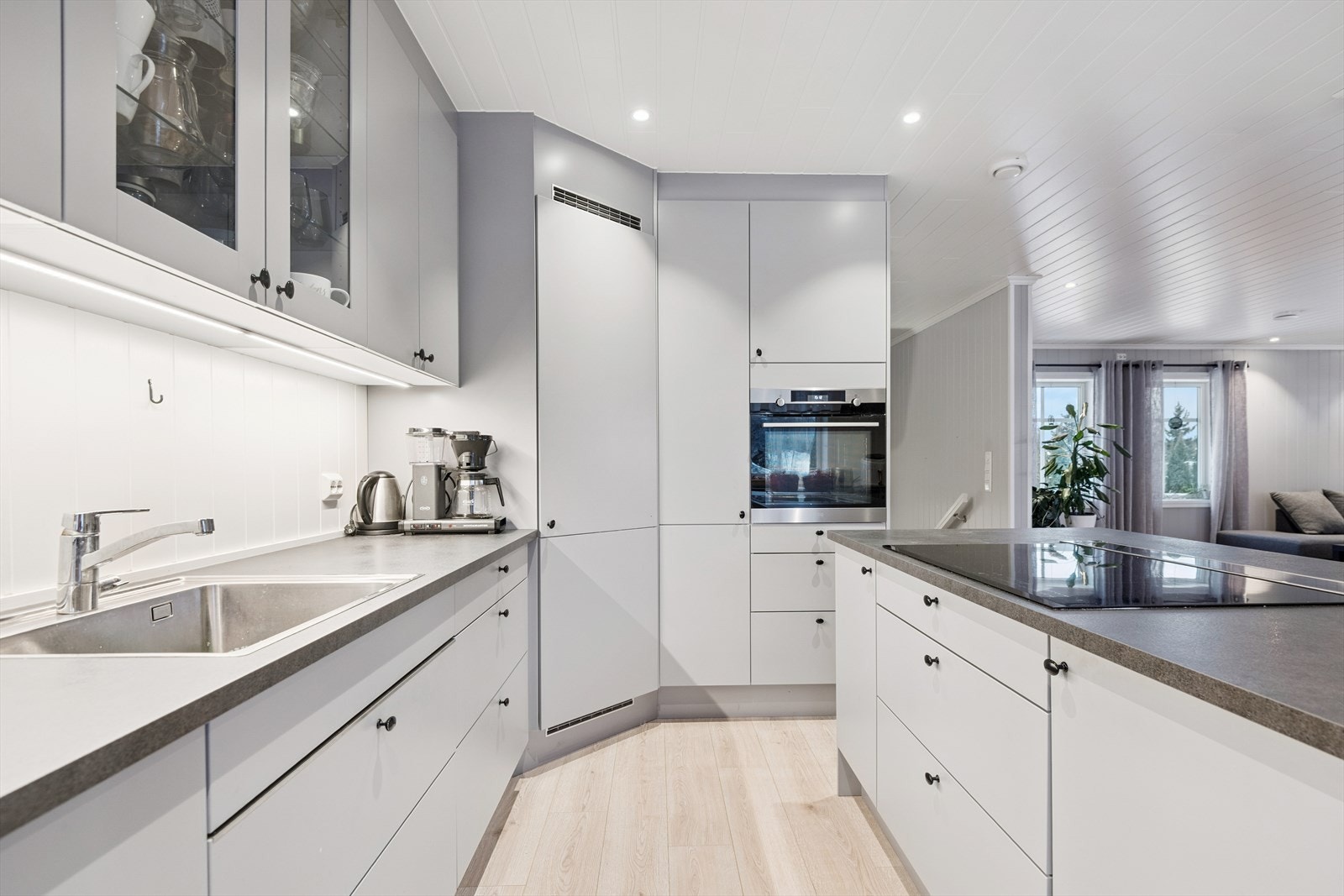 Kjøkkenet er også utstyrt med et romslig, integrert kjølehjørne. Galleribilde