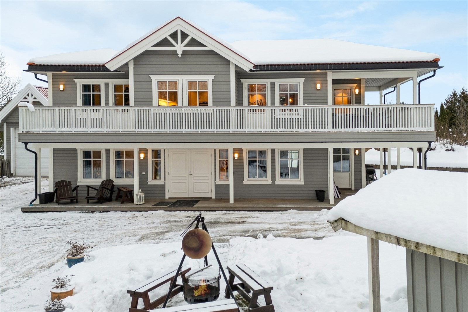 Boligen ligger i et svakt skrånende terreng med interne fallforhold på tomten. Galleribilde