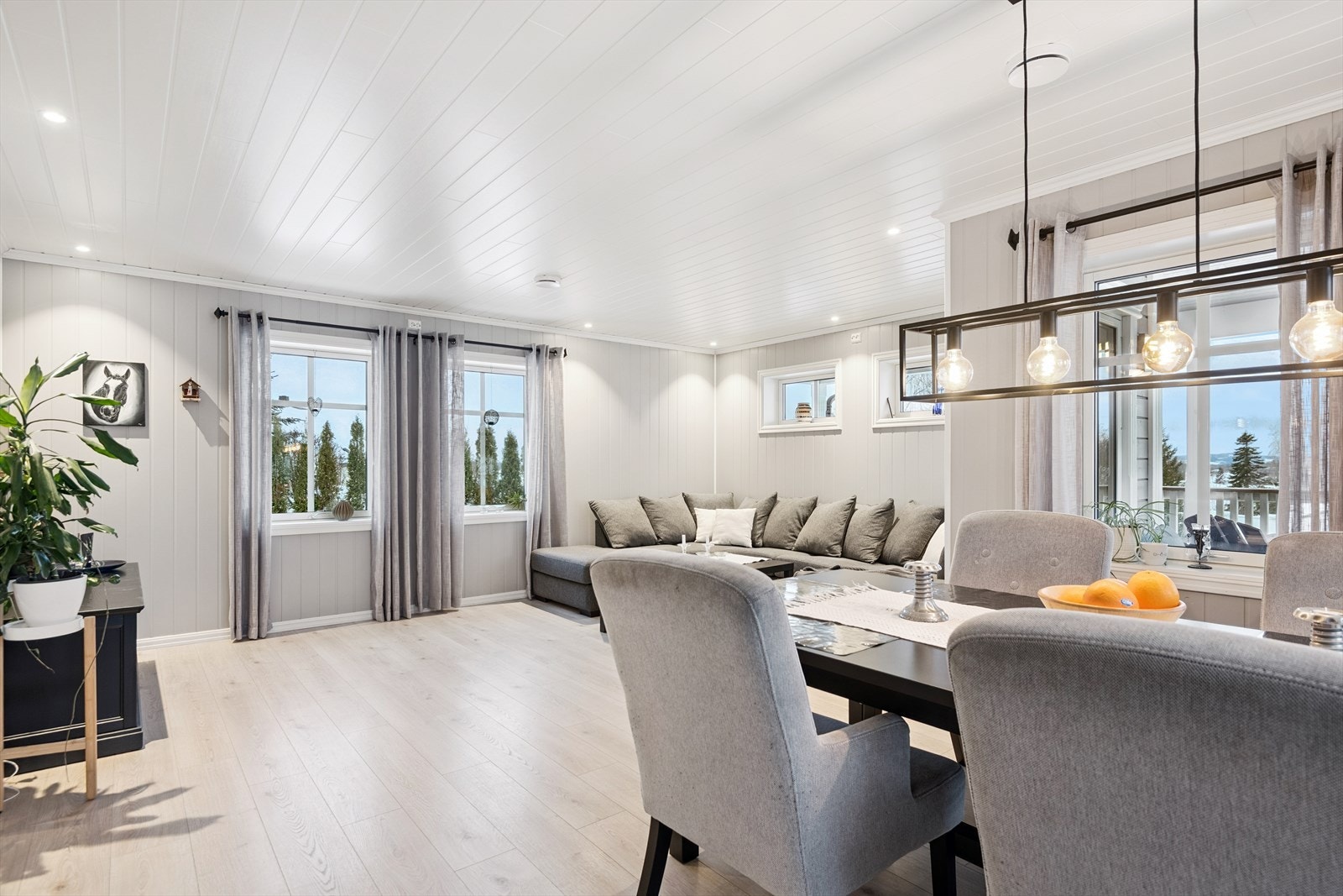 Store vindusflater med 3-lags isolerglass gir rikelig med naturlig lys. Galleribilde