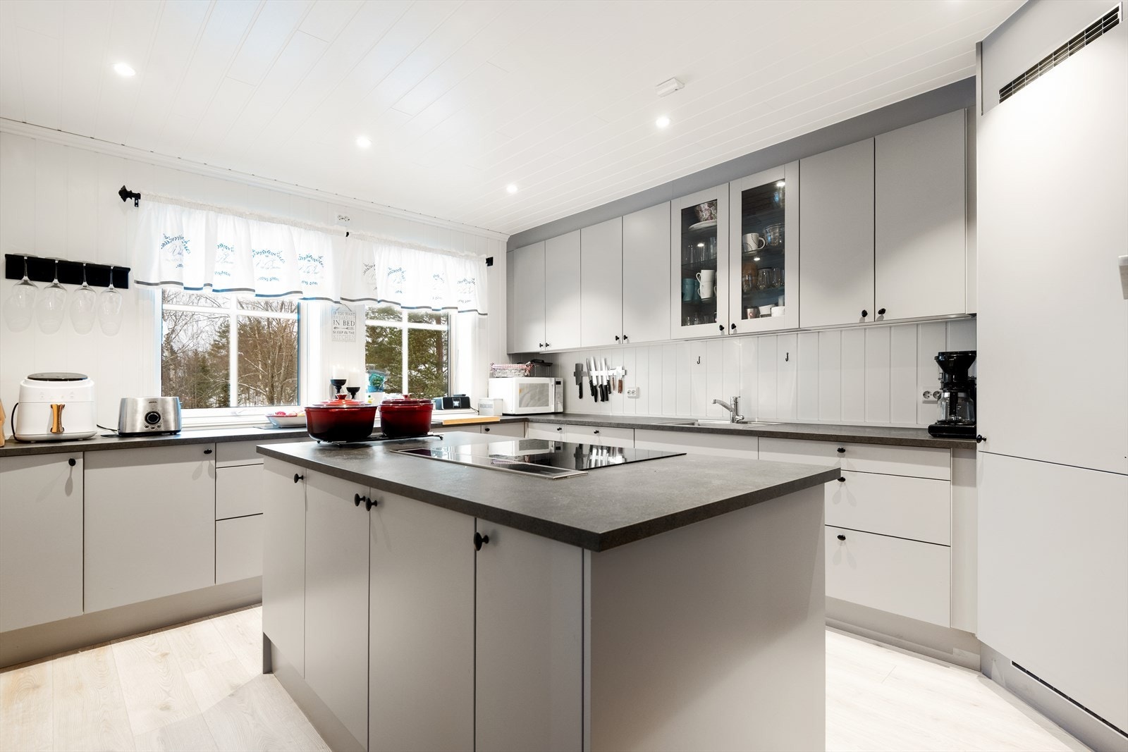 Innredningen har godt med skapplass. Galleribilde