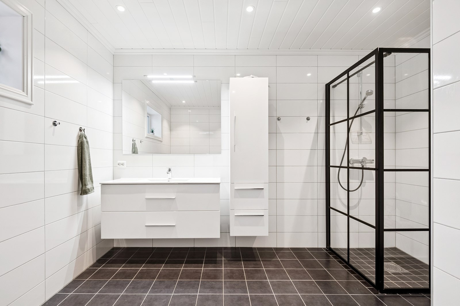 Her er det behagelig vannbåren gulvvarme og en romslig dusjløsning med dusjvegger. Galleribilde