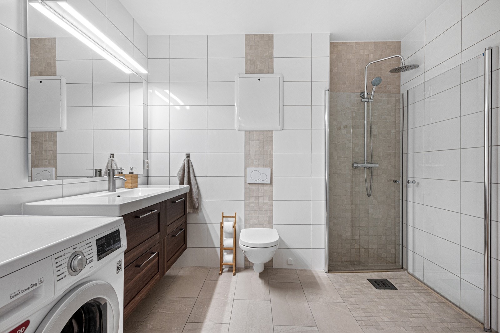 Delikat helfliset bad med varme i gulv og opplegg for vaskemaskin Galleribilde