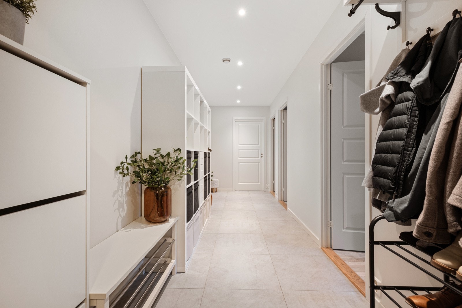 Velkommen inn, flisebelagt entre med varme i gulv Galleribilde