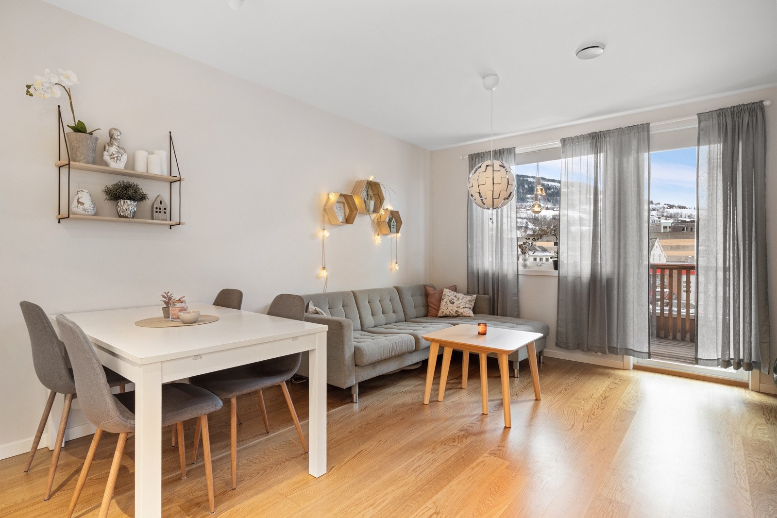 Stuen har plass til å møblere med sofa, mediebenk og spisebord Galleribilde