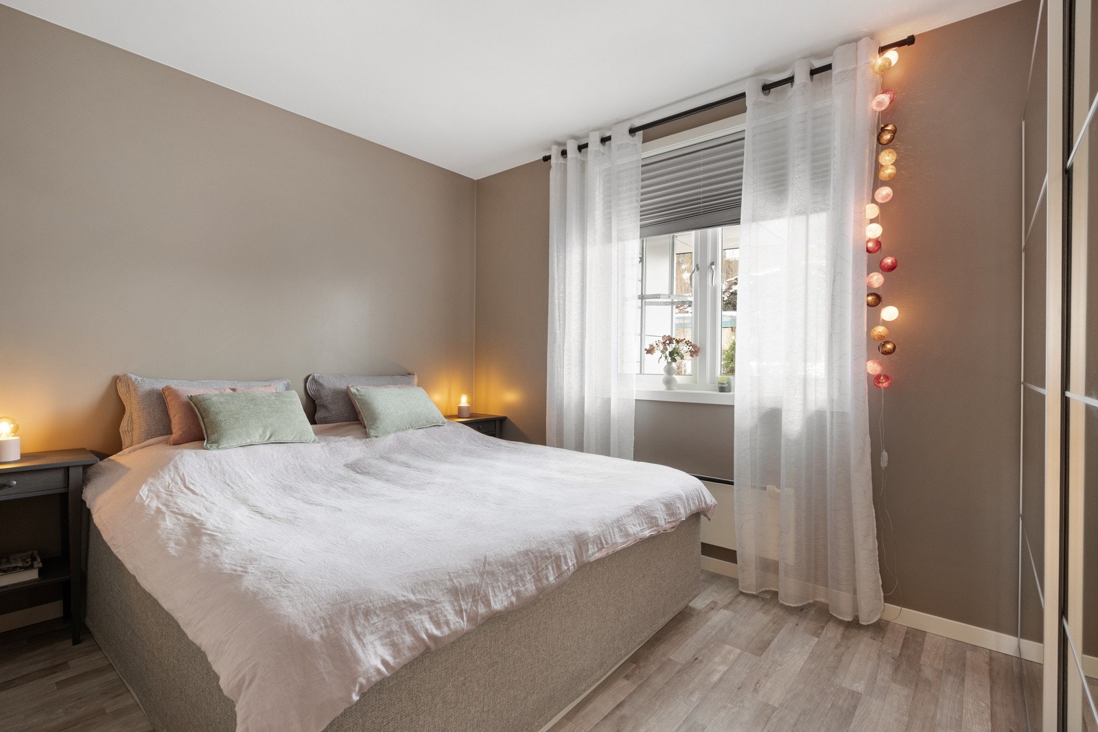 Hovedsoverom med god plass til dobbeltseng og garderobe Galleribilde