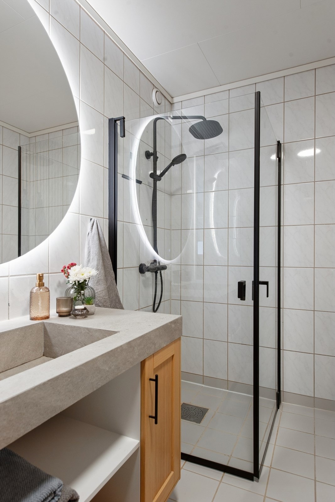 Dusjdører av glass og veggmontert dusj gir en effektiv våtromsløsning. Galleribilde