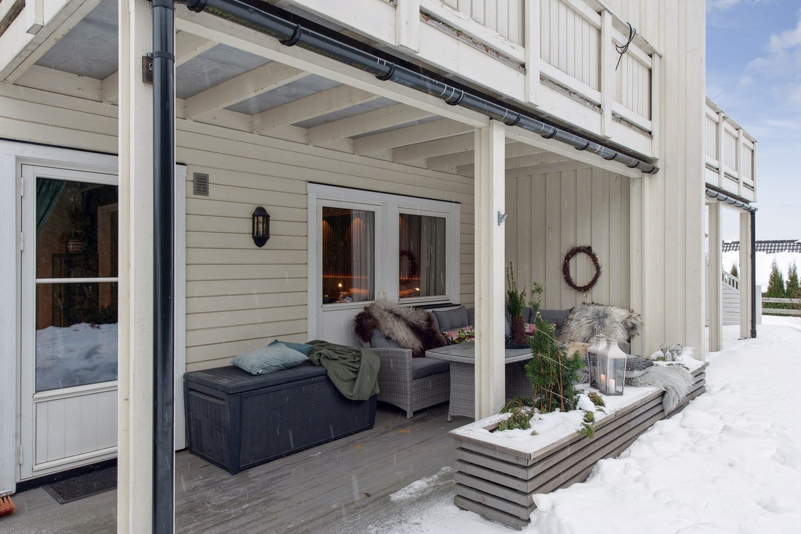 Delvis takoverbygd terrasset for utendørs avslapning, til stor glede på gode og varme sommerdager. Galleribilde