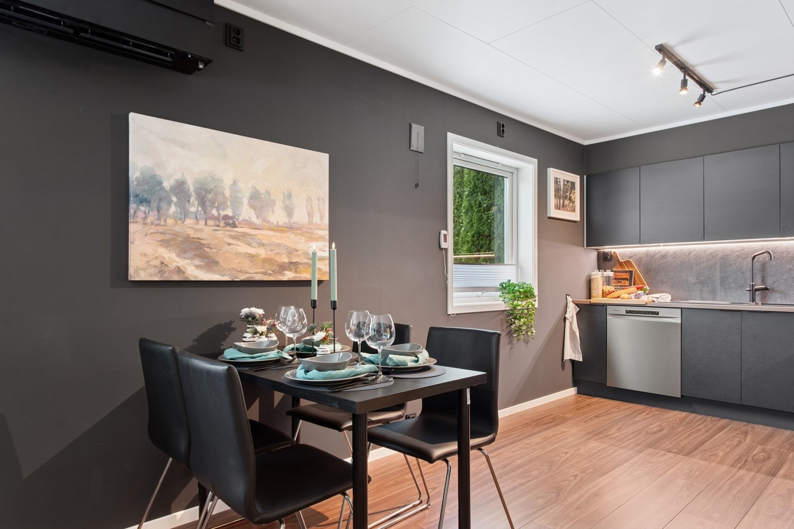 Direkte forbindelse til spiseplass skaper en praktisk og sosial sone. Galleribilde