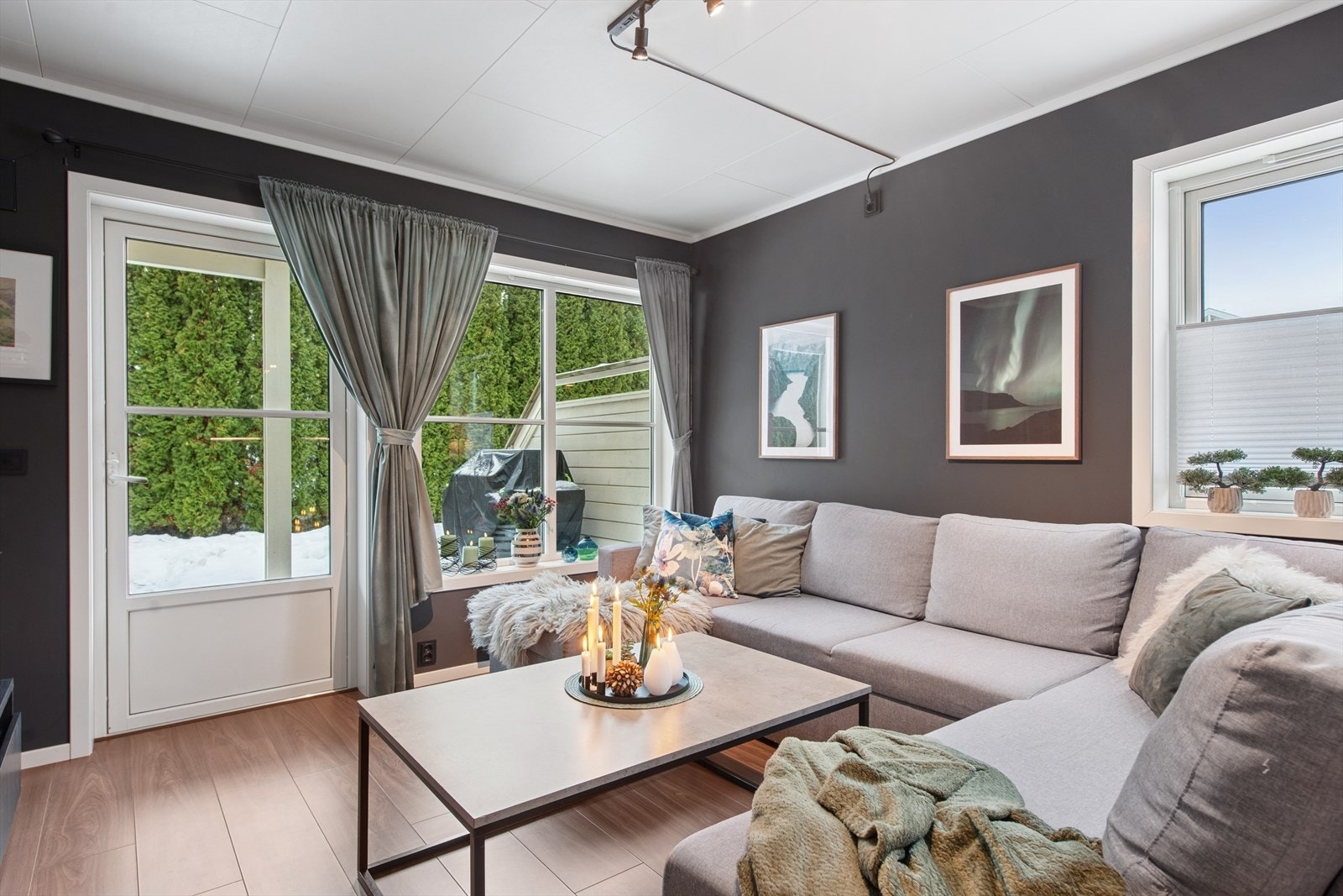 De store vindusflatene slipper inn rikelig med naturlig lys og skaper en varm og behagelig romfølelse. Galleribilde