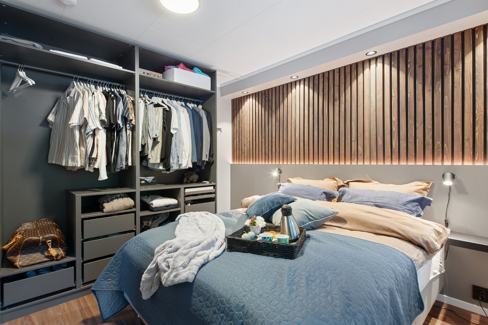 God garderobeløsning som gir effektiv oppbevaring og god plassutnyttelse. Galleribilde