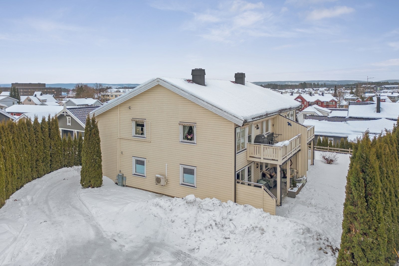 Her bor du i et rolig og etablert boligområde, ca. 300 meter sør for Stange sentrum. Galleribilde