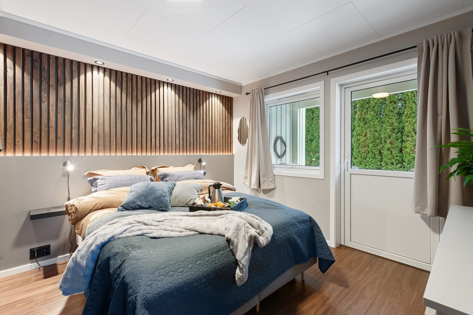 Romslig og pent soverom med utgang til delvis takoverbygd terrasse. Dette gir en enkelt tilgang til uteområdet. Galleribilde