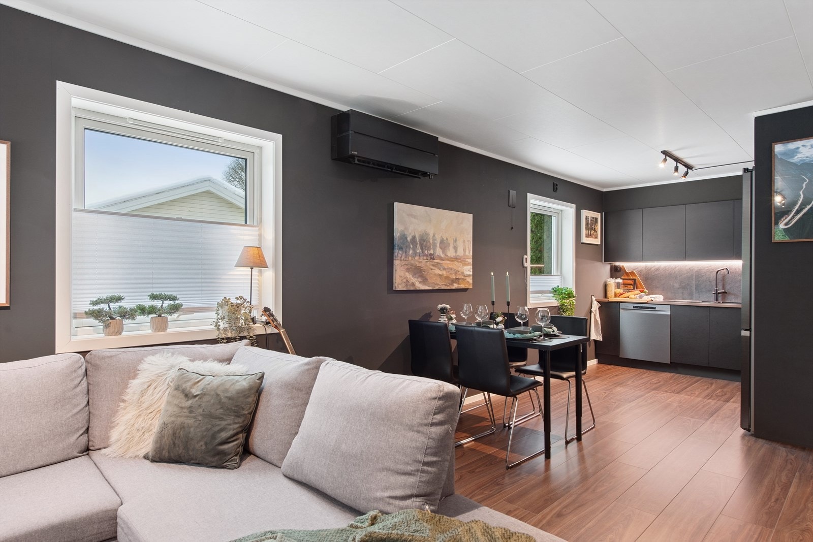 Direkte forbindelse til kjøkkenet med koselig spiseplass. Galleribilde