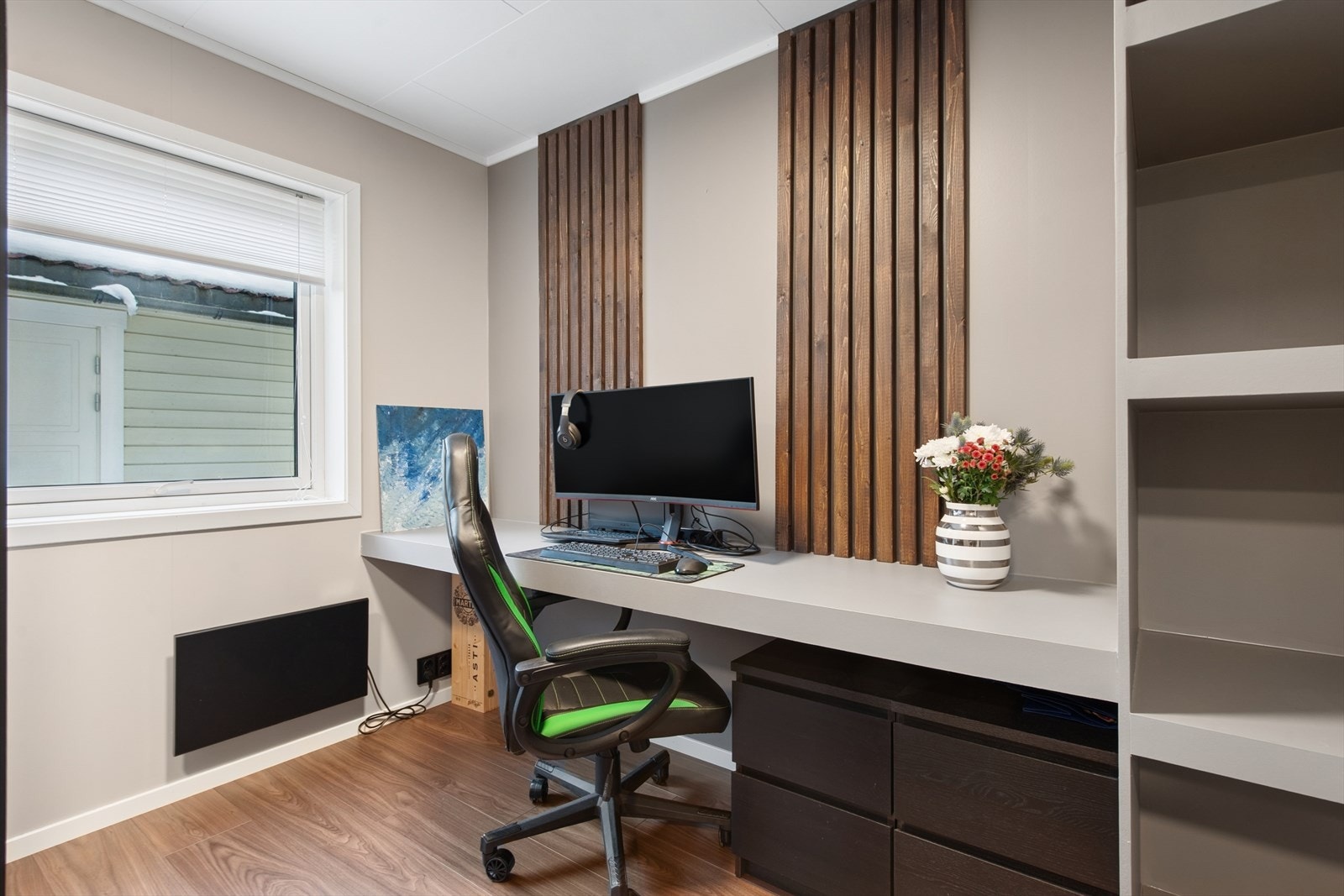 Soverom med praktisk arbeidsplass med hyller og skrivebord. Store vinduer gir godt med naturlig lys. Galleribilde