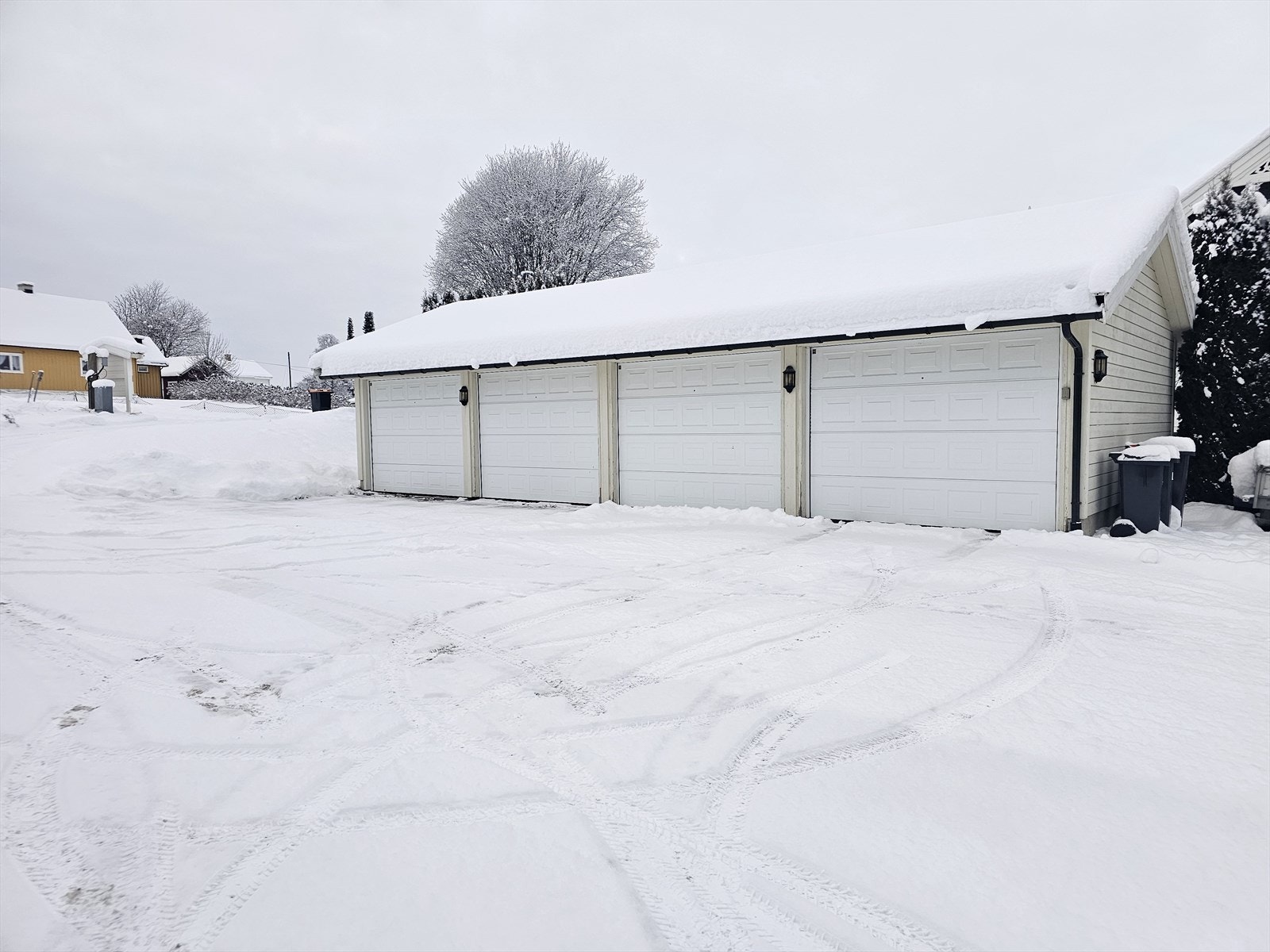 Garasjeanlegget har plass til én bil per leilighet, med god adkomst og asfaltert innkjøring. Galleribilde