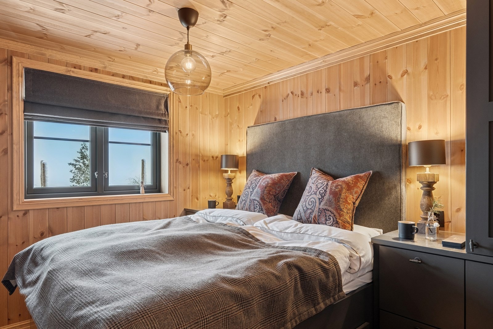 Hytten har til sammen hele 5 soverom. Dette er hovedsoverom som har eget bad. Galleribilde