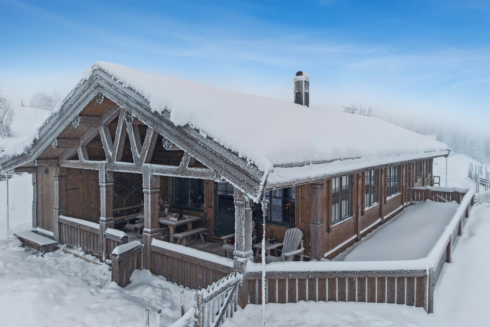 Hytten har en delvis overbygd veranda med solid konstruksjon og adkomst til bod. Galleribilde