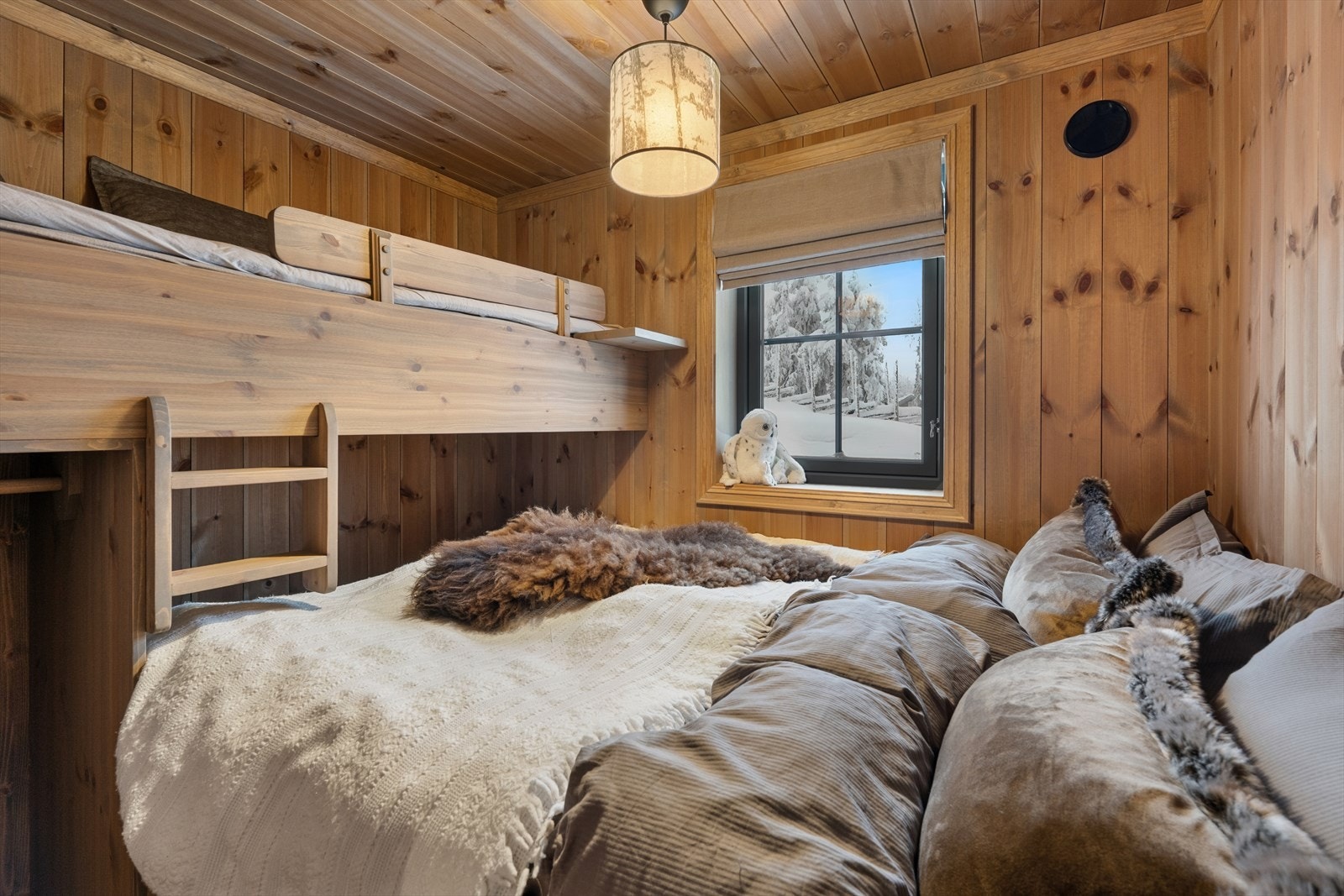 Soverom 5 med dobbeltseng og plassbygget høy seng på veggen. Galleribilde