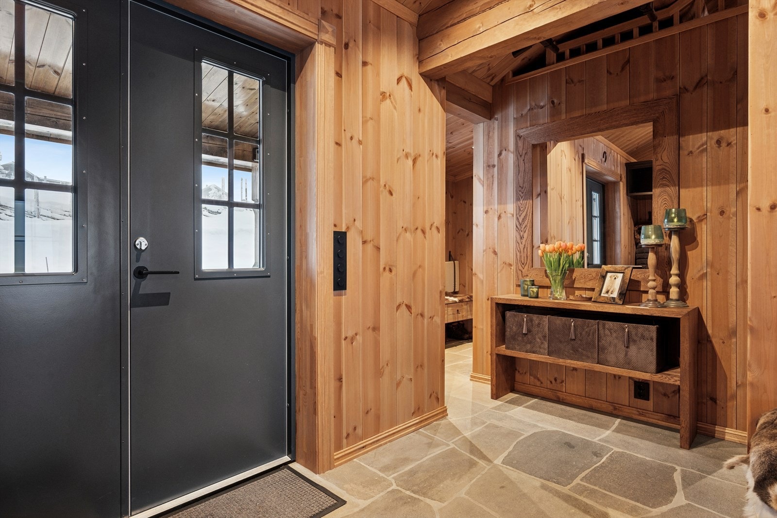 Varmekabler og bruddskifer på gulv gir en robust og varig løsning i entréen. Galleribilde