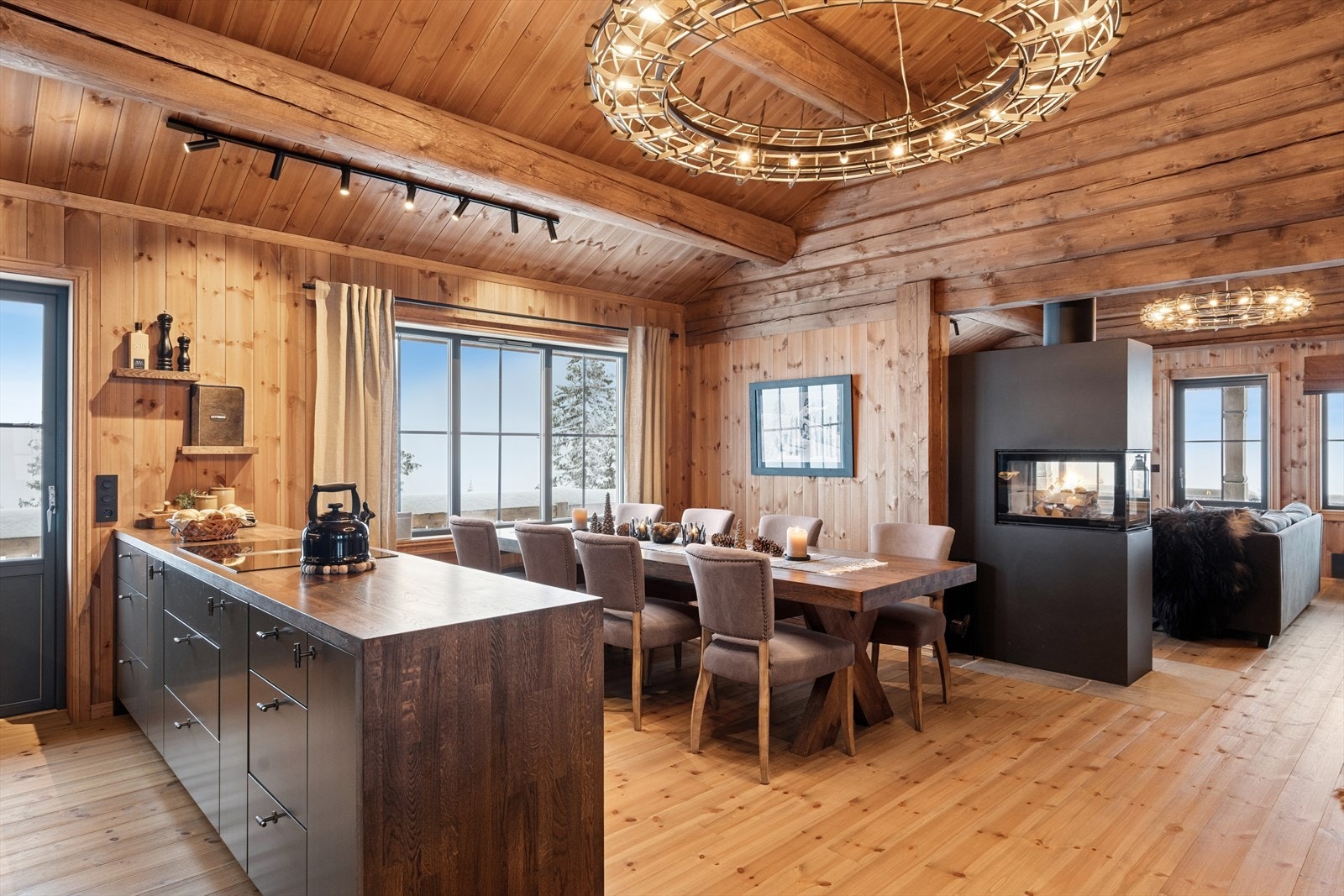 Kjøkkenøy med integrert platetopp med innebygd avtrekk. Galleribilde