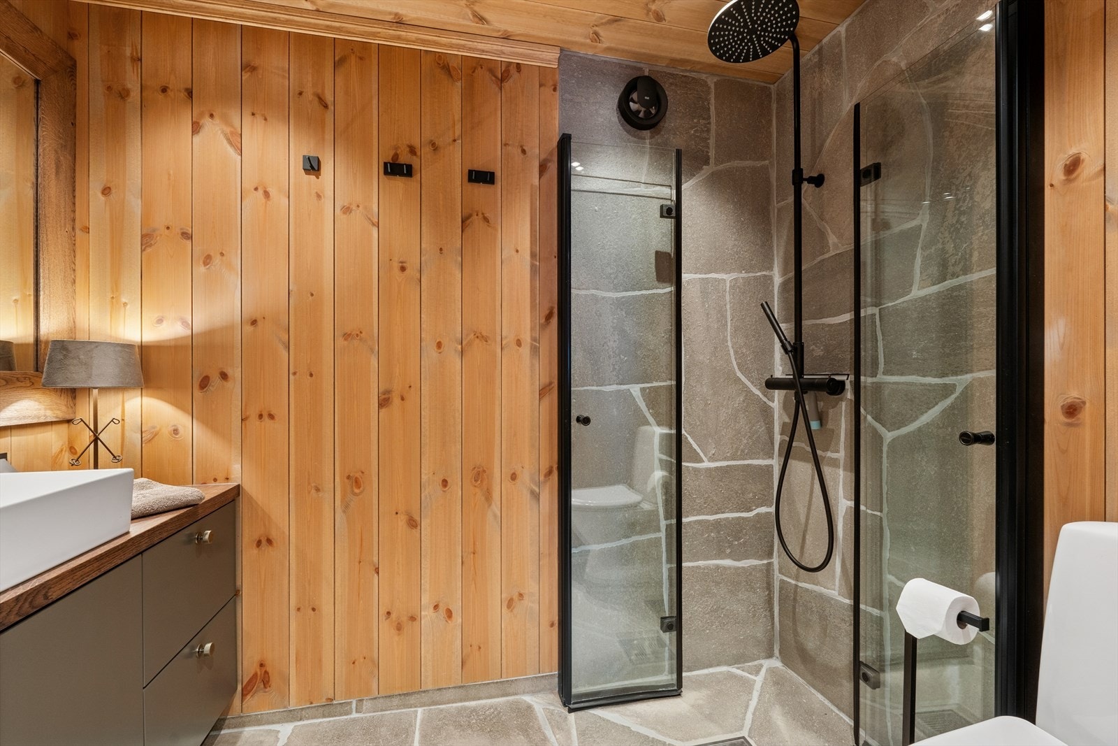 Bad i gangen har dusjhjørnet med glassvegger og elektrisk avtrekksvifte sørger for ventilasjon. Galleribilde