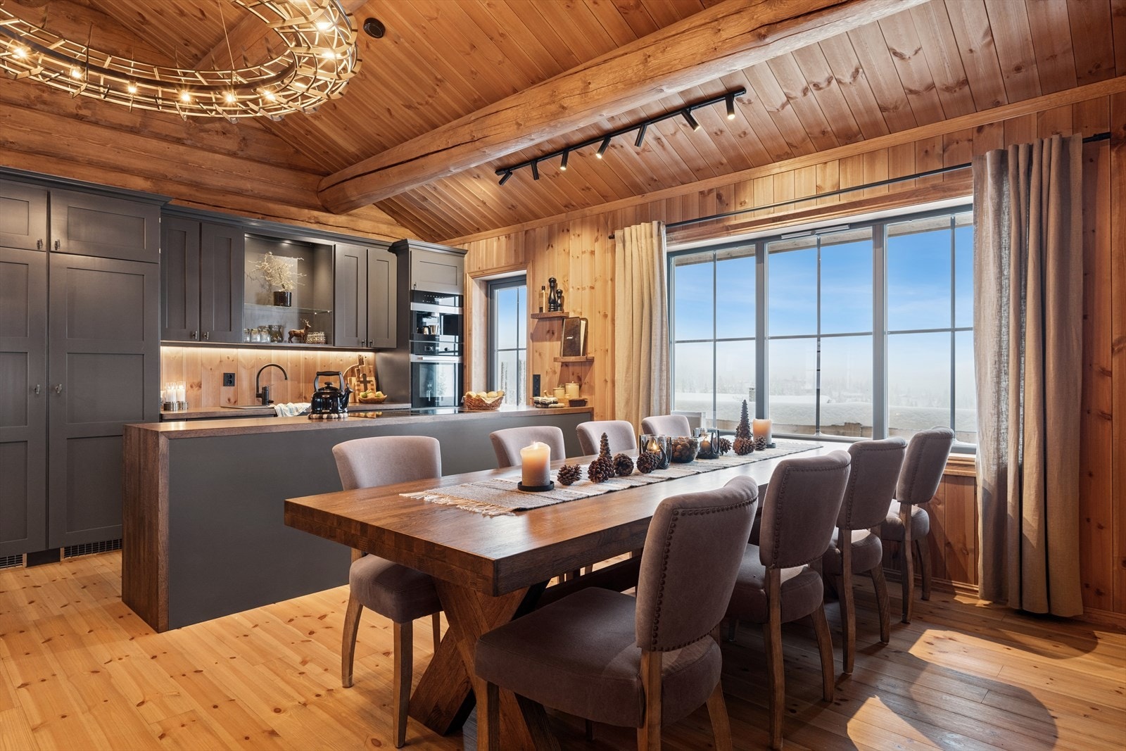 Den sosiale løsningen fra spiseplass til kjøkken gjør at du også kan underholde selskapet ditt mens matlagingen pågår. Galleribilde