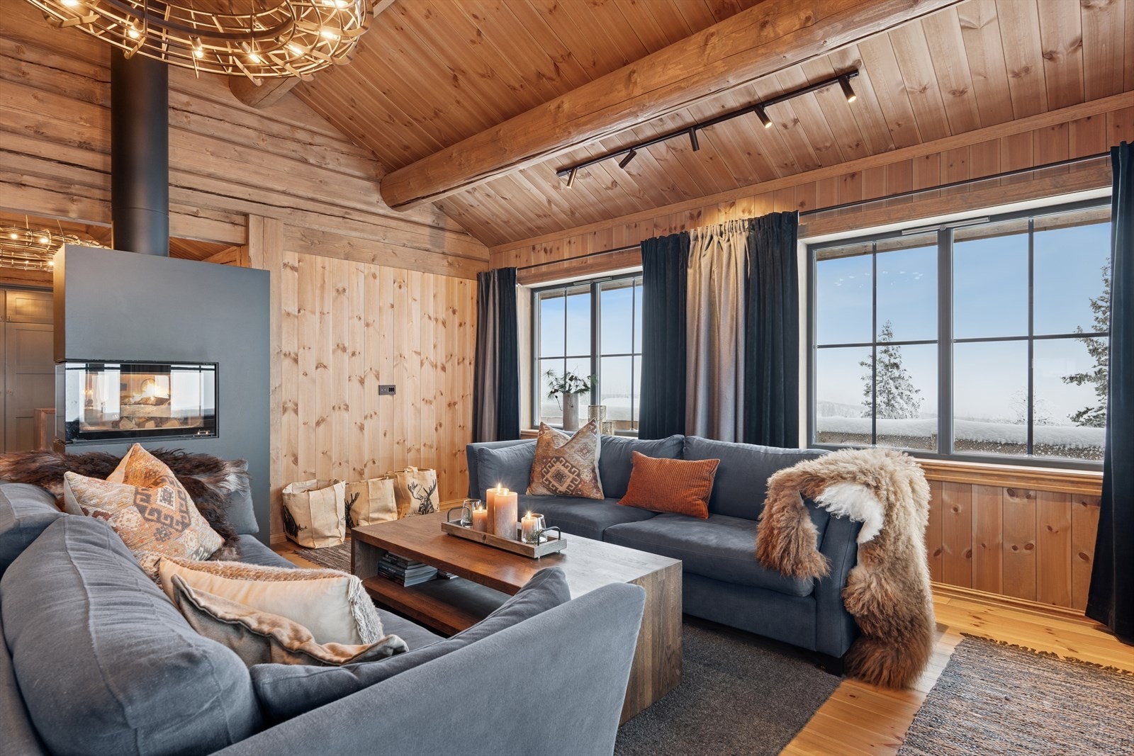 Stuen har god takhøyde som gir en luftig og lett atmosfære. Utgang fra stuen til romlig veranda. Galleribilde