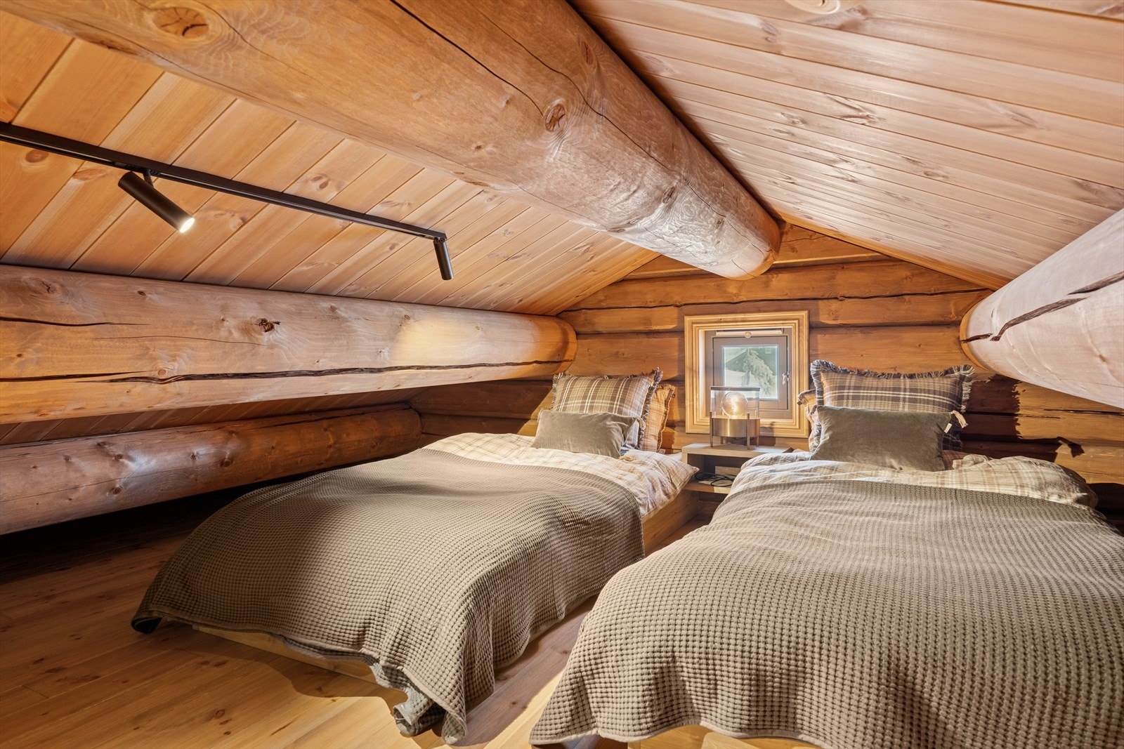 Arealet på hemsen er ikke måleverdig areal (ALH) grunnet høyde og skråhimling. Gulvarealet på hemsen er ca. 30 kvm. Galleribilde