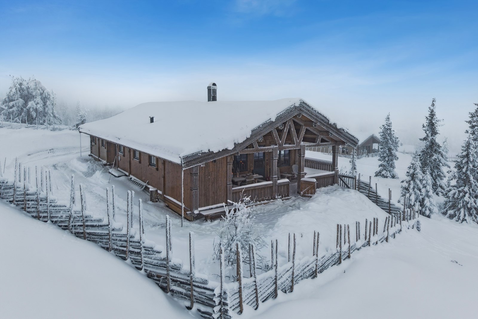 Del av tunet er gjerdet inn med skigard slik at selve tunet er avstengt for beitedyr som er i området i sommerhalvåret. Galleribilde