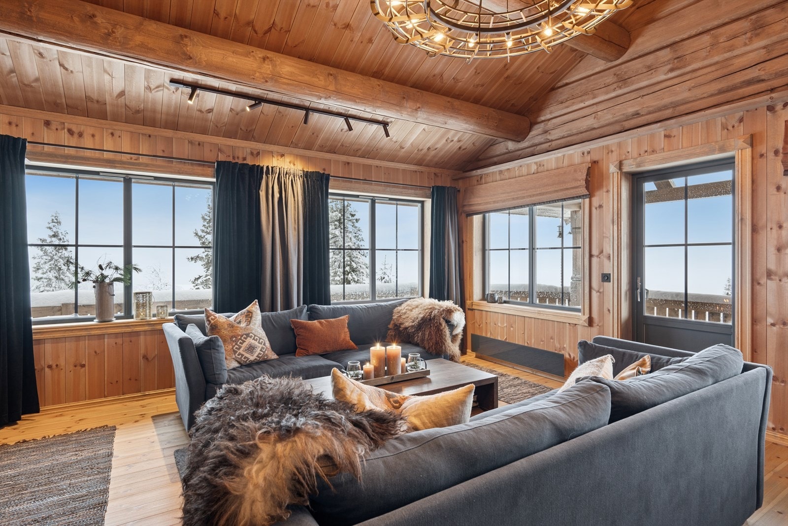 Romslig stue med flere vindusflater bidrar til et lyst og hyggelig oppholdsrom i tillegg til flott panoramautsikt utover fjellheimen og hyttefeltet. Galleribilde