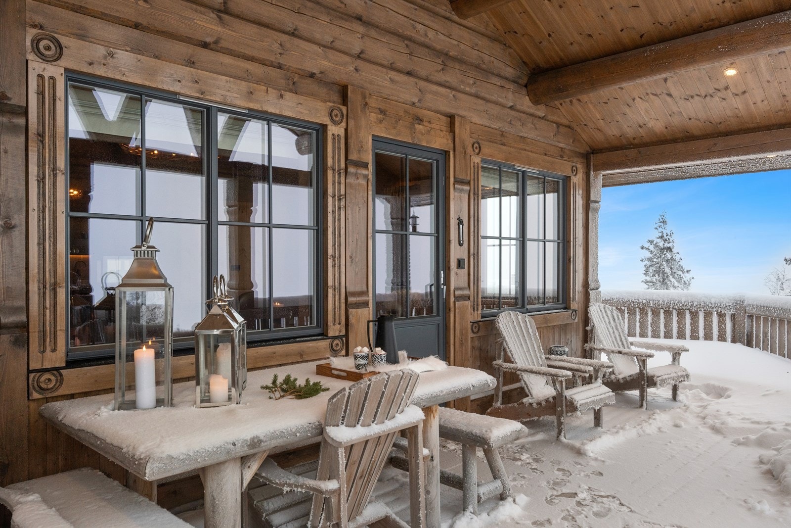 Romslig uteplass med flott utsikt. Her er det plass til å møblere i flere soner. Utgang både fra stue og kjøkken. Galleribilde