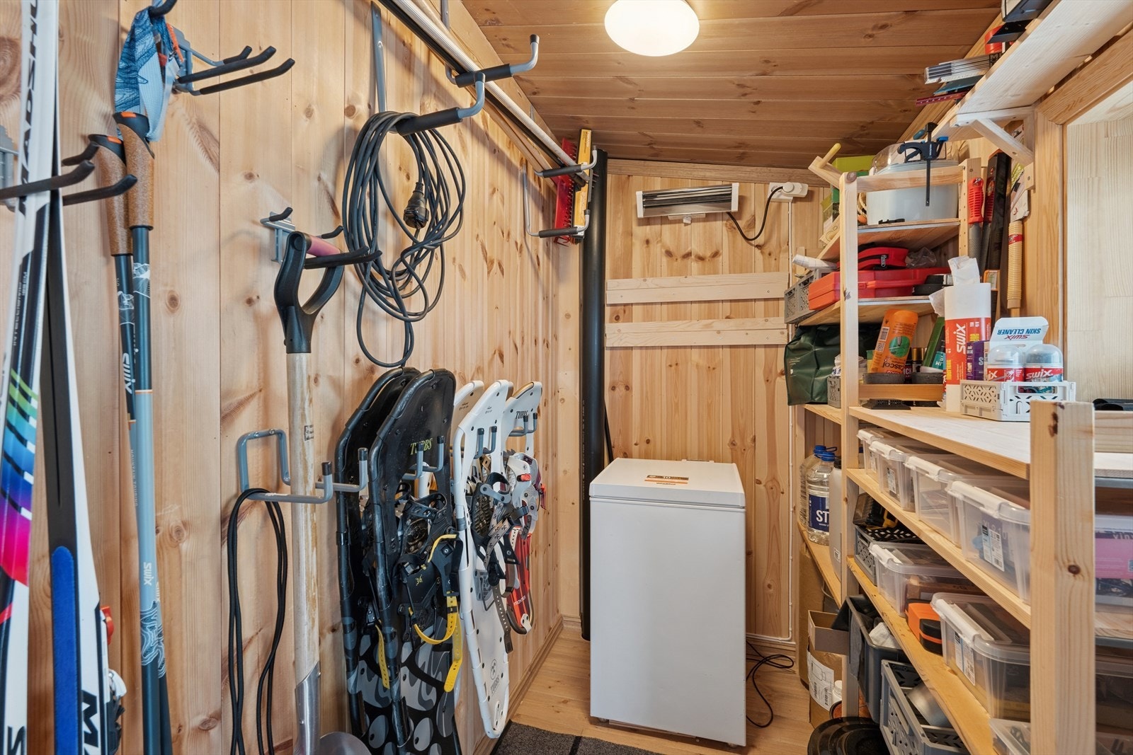 Boden i forbindelse med inngangsparti har god oppbevaringsplass for utstyr, med hyller og kroker for organisering. Galleribilde