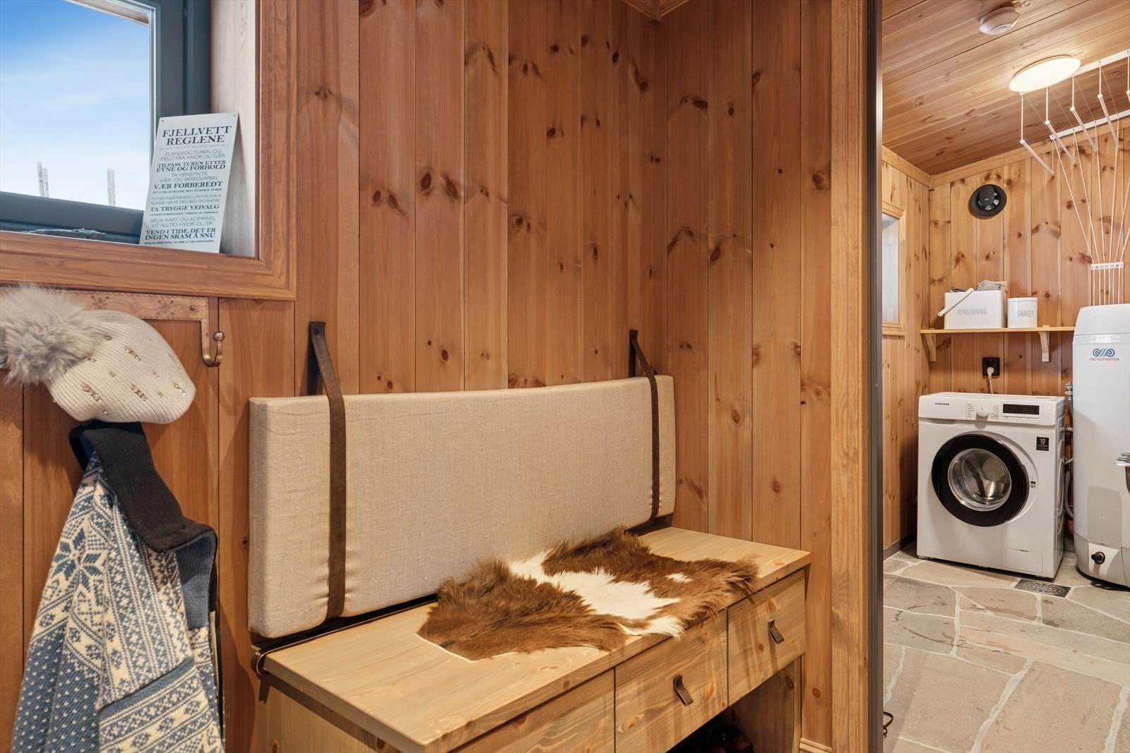 Bi-inngang/gang i forbindelse med vaskerom, også med egen praktisk inngangsdør så du kan kle av deg direkte på vaskerommet etter en skitur. Galleribilde