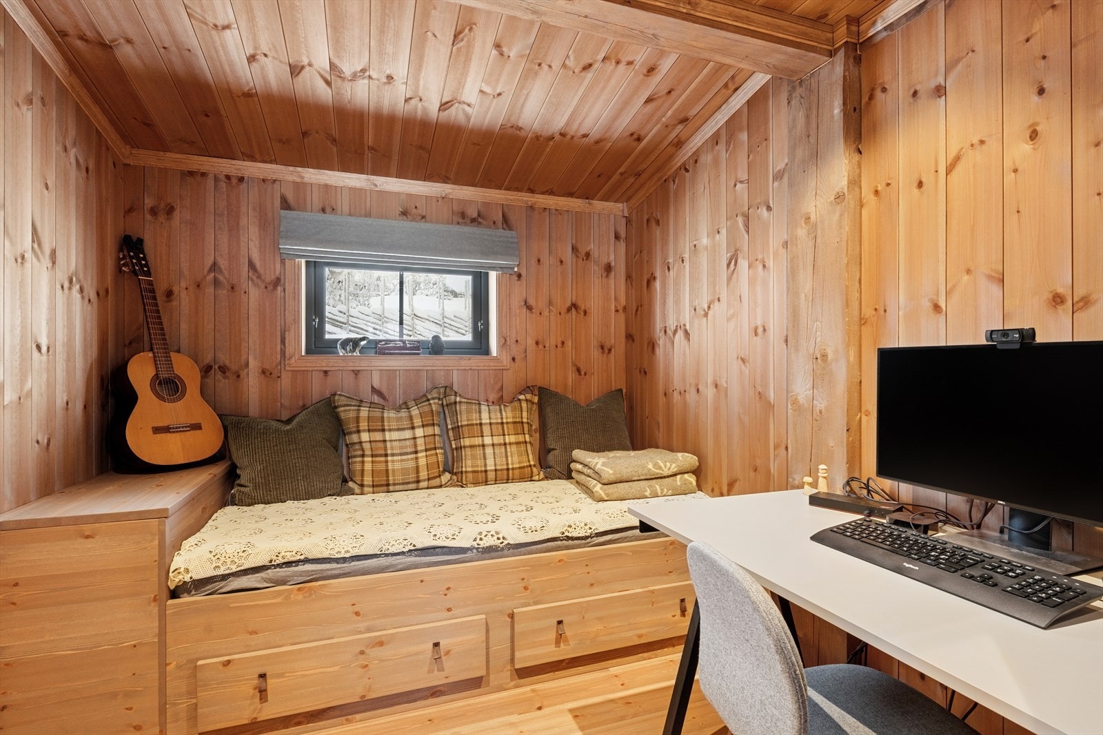 Soverom 4 med plassbygget seng og arbeidsområde. Galleribilde