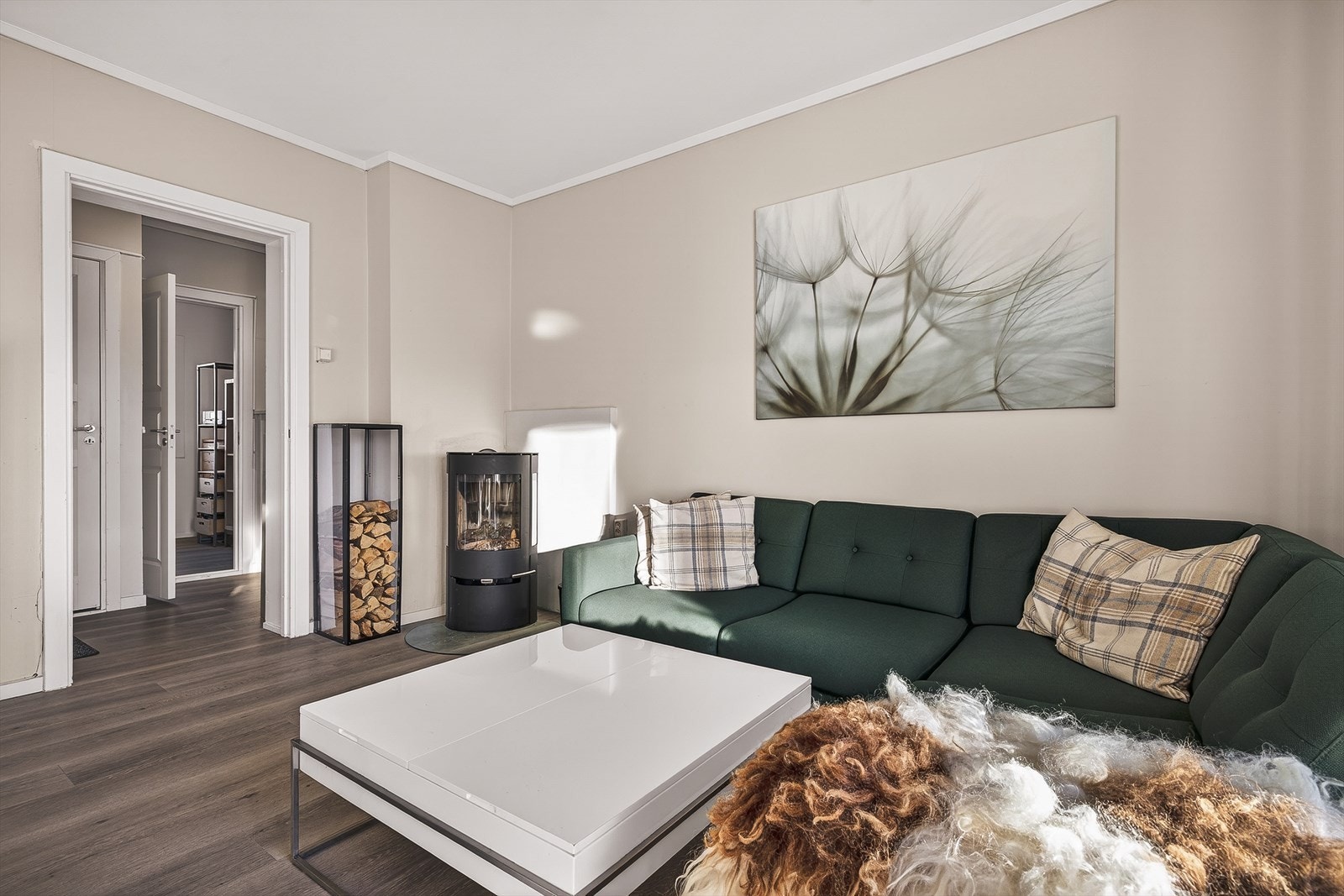 Stuen er praktfull, lun og hjemmekoselig Galleribilde