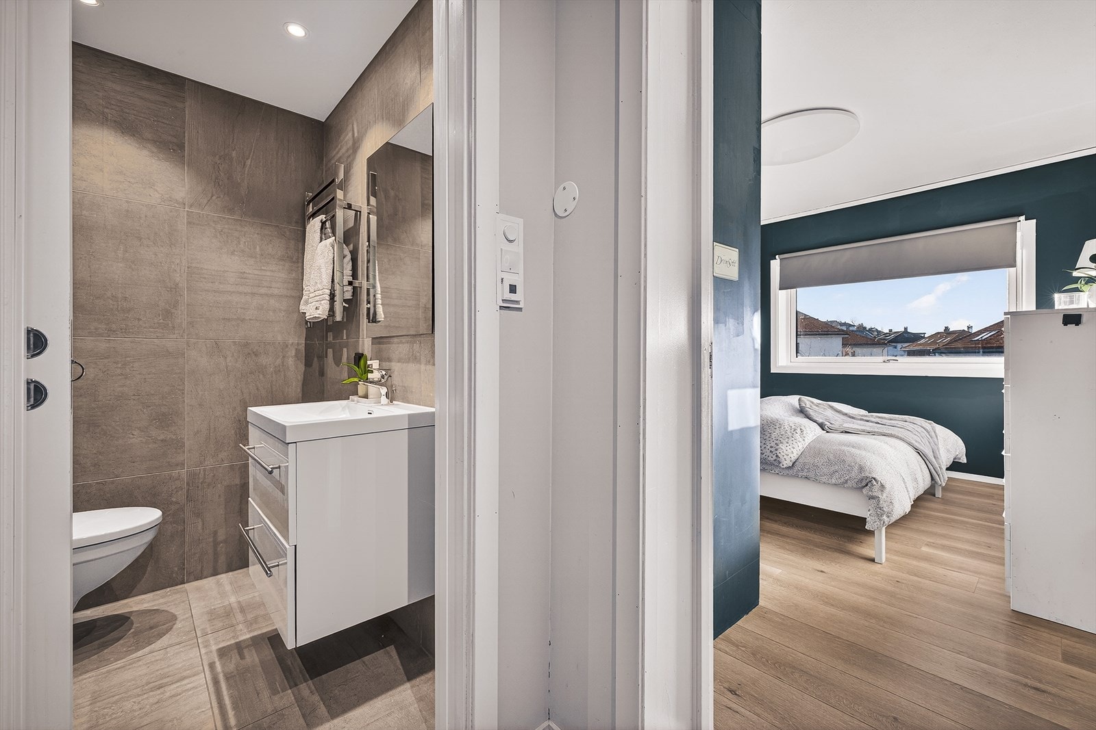 Ved siden av badet finner vi leilighetens hovedsoverom Galleribilde