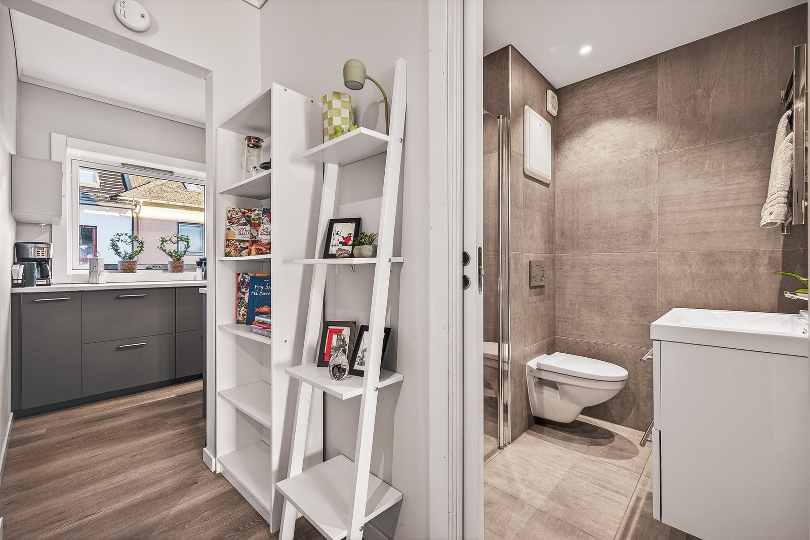 Like bed kjøkkenet finner en badet Galleribilde