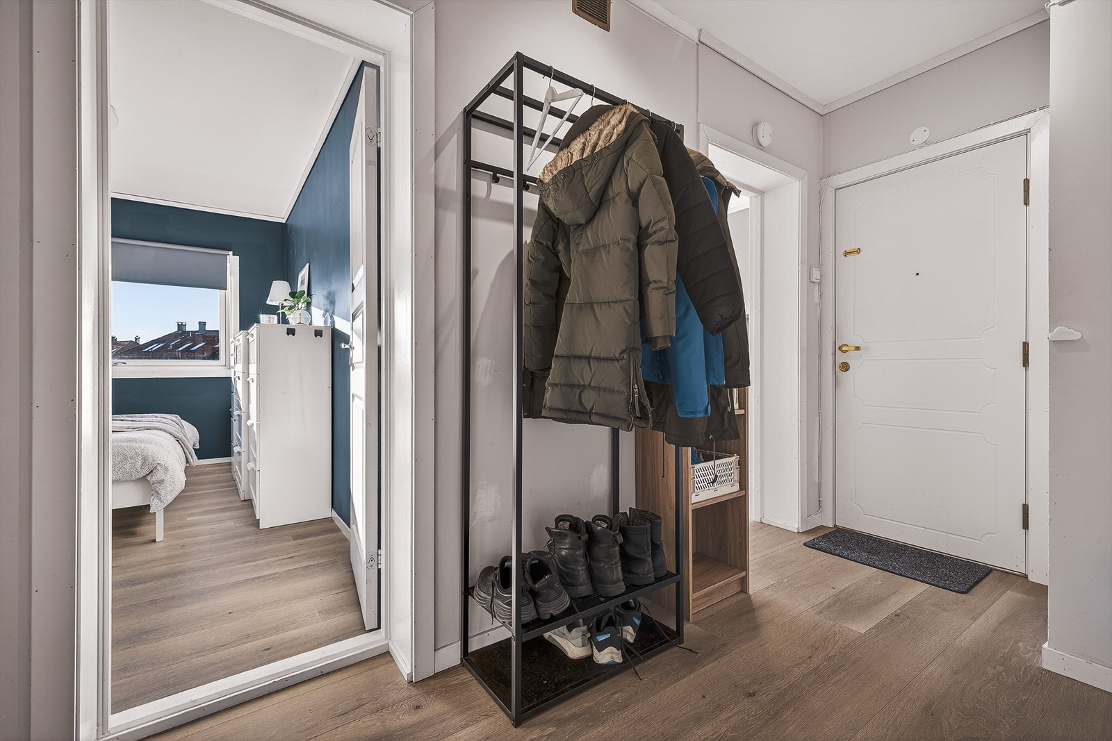 Det første som møter deg når du kommer inn i leiligheten er den fine muligheten en har å henge fra seg ytterklærne. Videre så kan en enten gå til høyre og inn i stuen, til venstre - inn på soverommet eller videre inn i leiligheten. Galleribilde