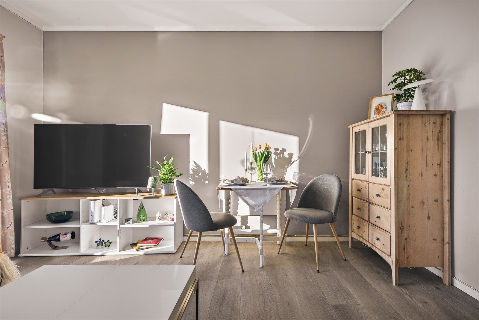 Stuen som går over 14,4m² gir deg god mulighet for et ekstra spisebord i stuen Galleribilde