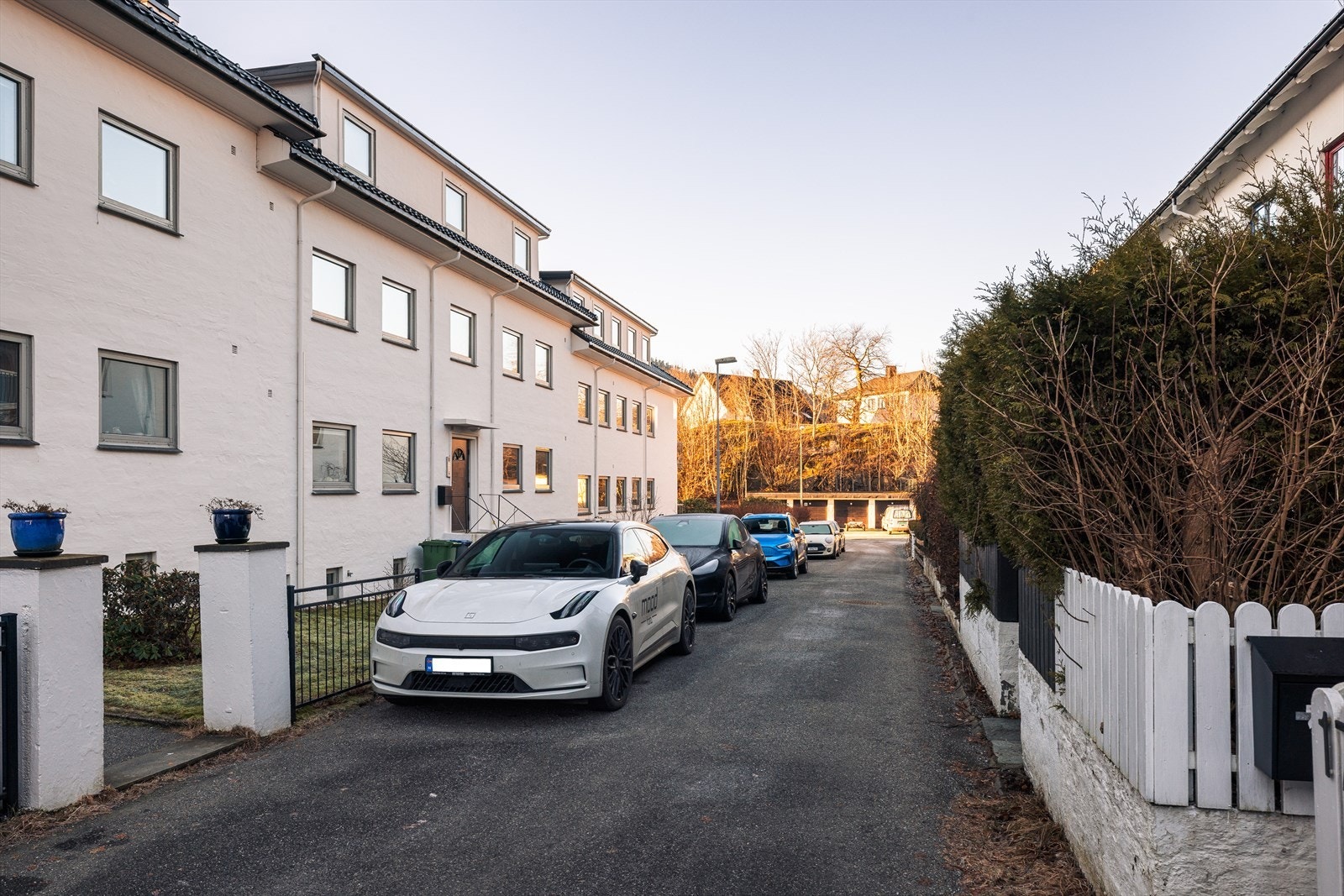 Parkering etter gjeldende bestemmelser. Soneparkering i området Galleribilde