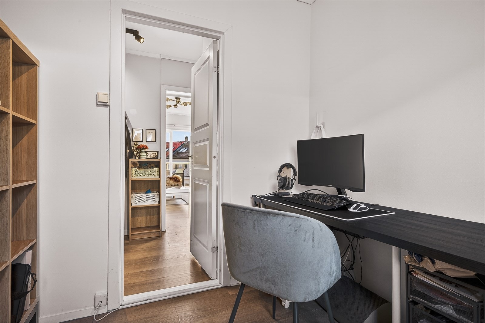 Til venstre ved entre så kommer en direkte inn til det som i dag er benyttet som kontor. Iht godkjente og byggemeldte tegninger så er dette godkjent som et soverom. Galleribilde