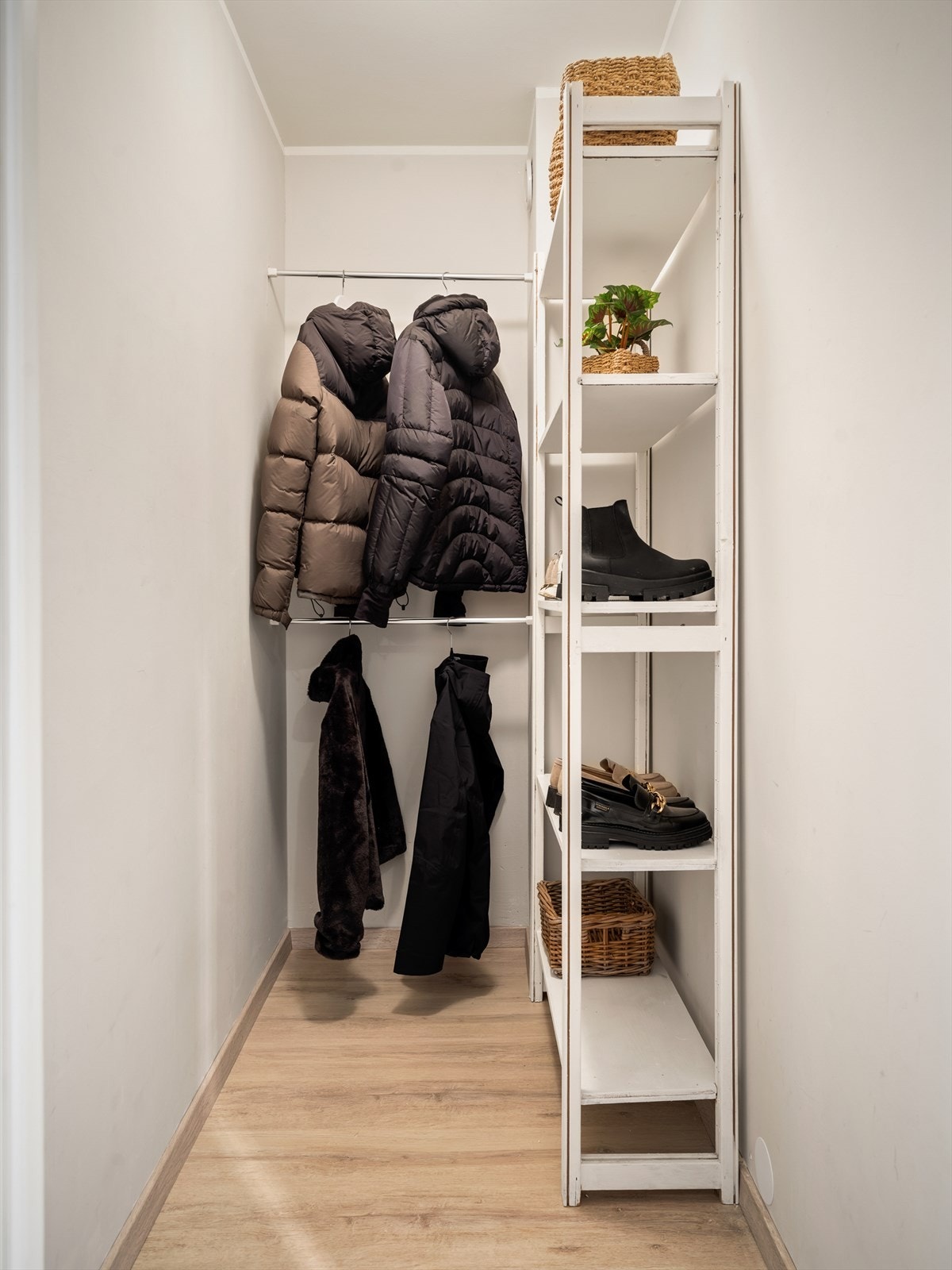 Fra entréen er det tilgang til en bod som er innredet med praktisk garderobeløsning. Galleribilde