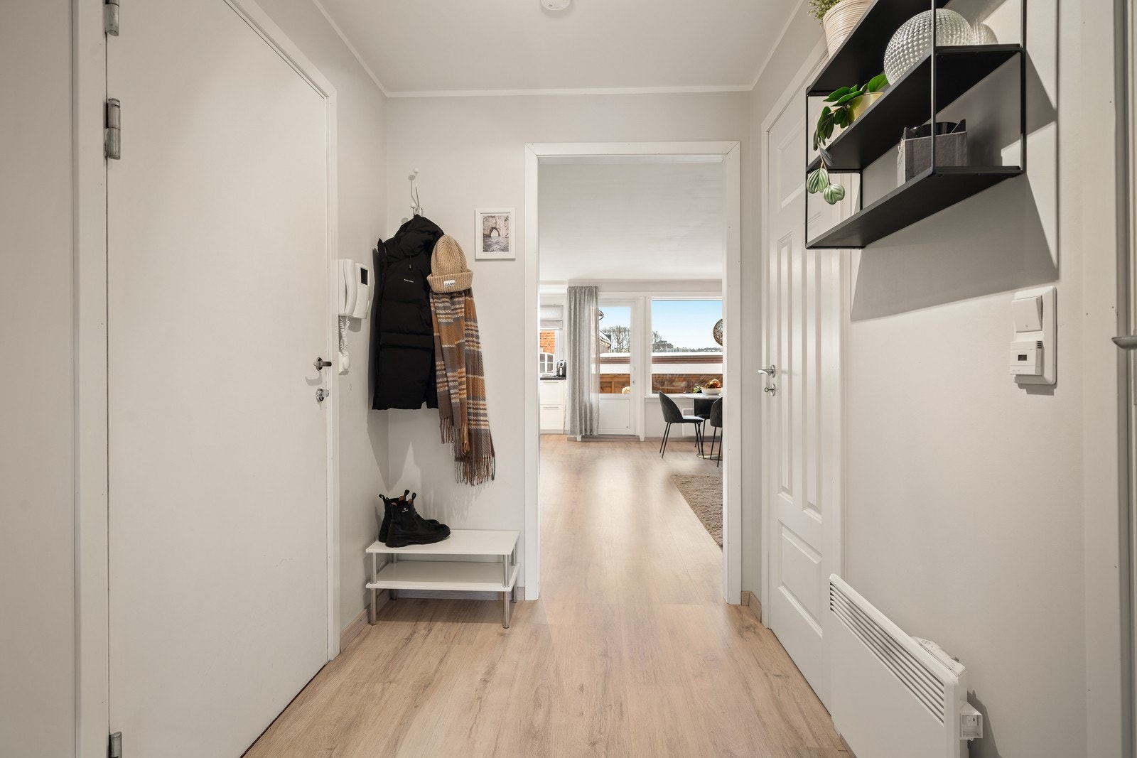 Du ønskes velkommen inn i en lys og hyggelig entré med plass til ytterklær og sko. Galleribilde