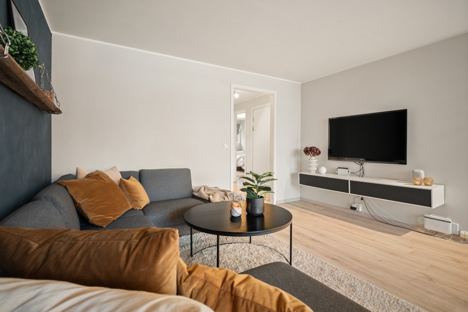 Det er god plass til spisebord, sofa, TV-møblement og øvrig ønsket møblement. Galleribilde