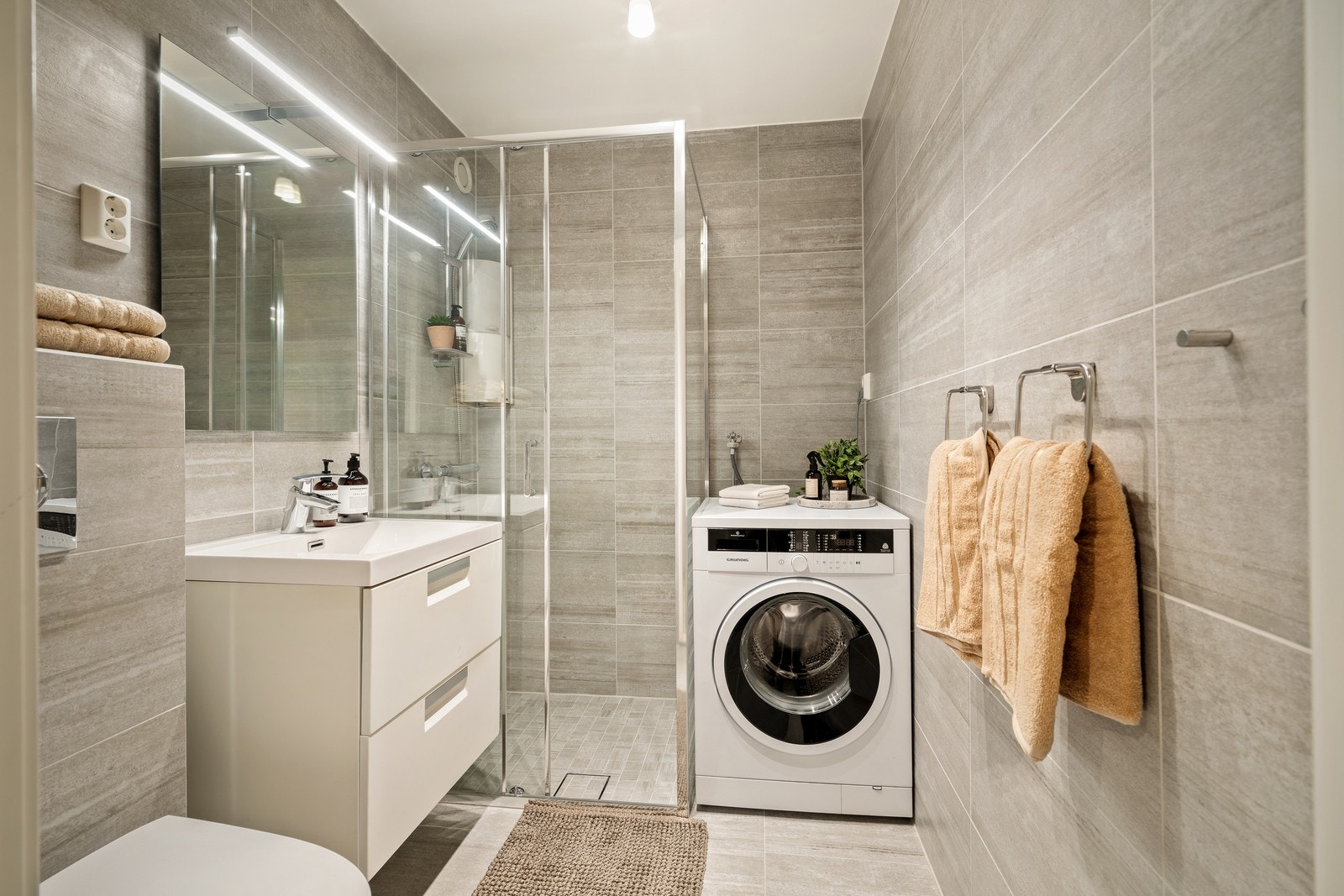 Det er flislagte vegger og gulv, samt elektriske varmekabler i gulvet. Taket er malt. Galleribilde