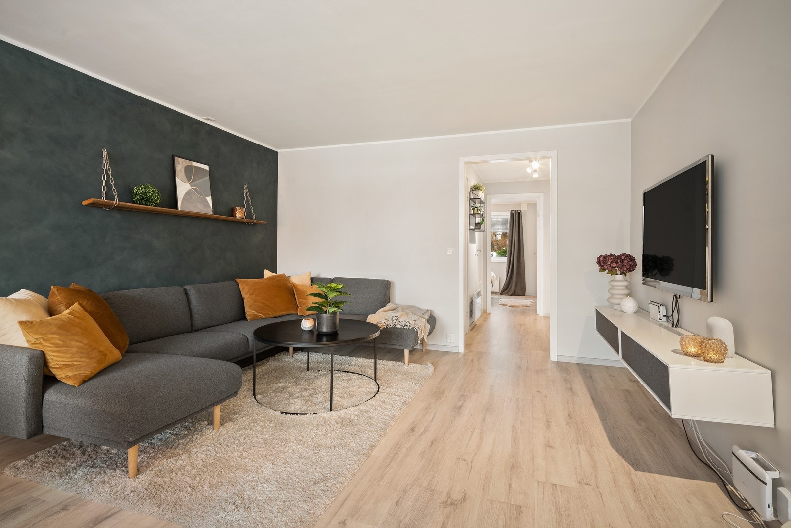 Stuen byr på flere møbleringsmuligheter. Galleribilde